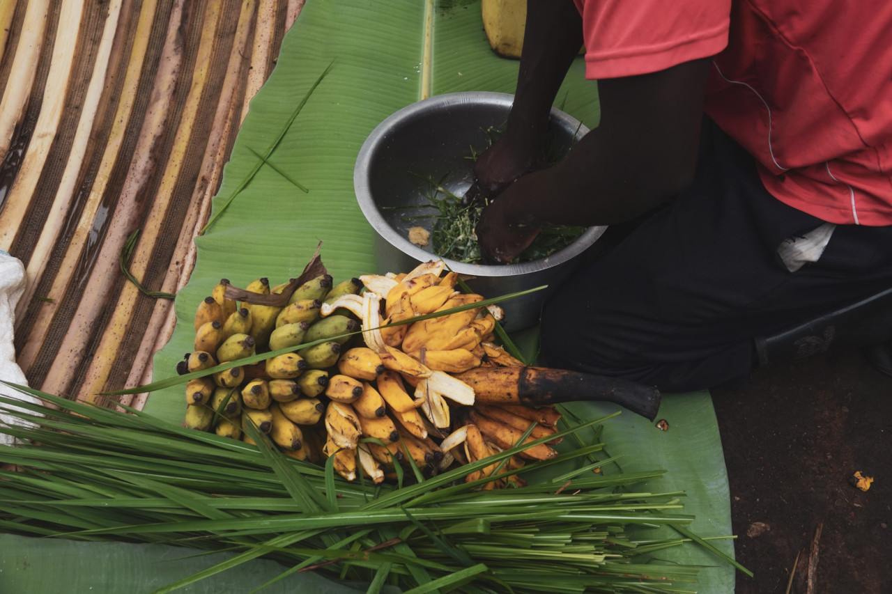 Bananen und Gemüse auf Bananenblättern in Afrika