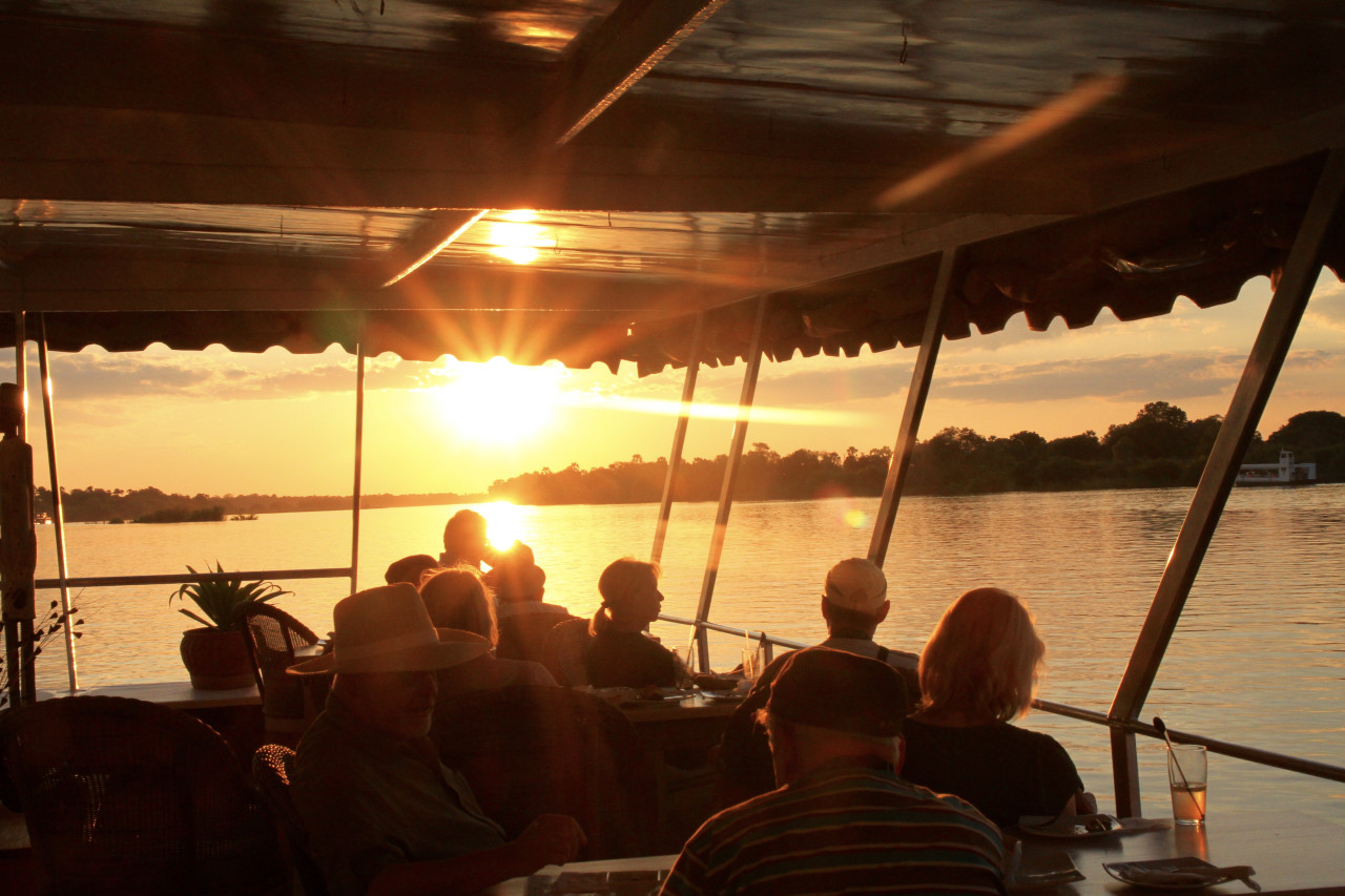Bootsfahrt bei Sonnenuntergang auf dem Fluss