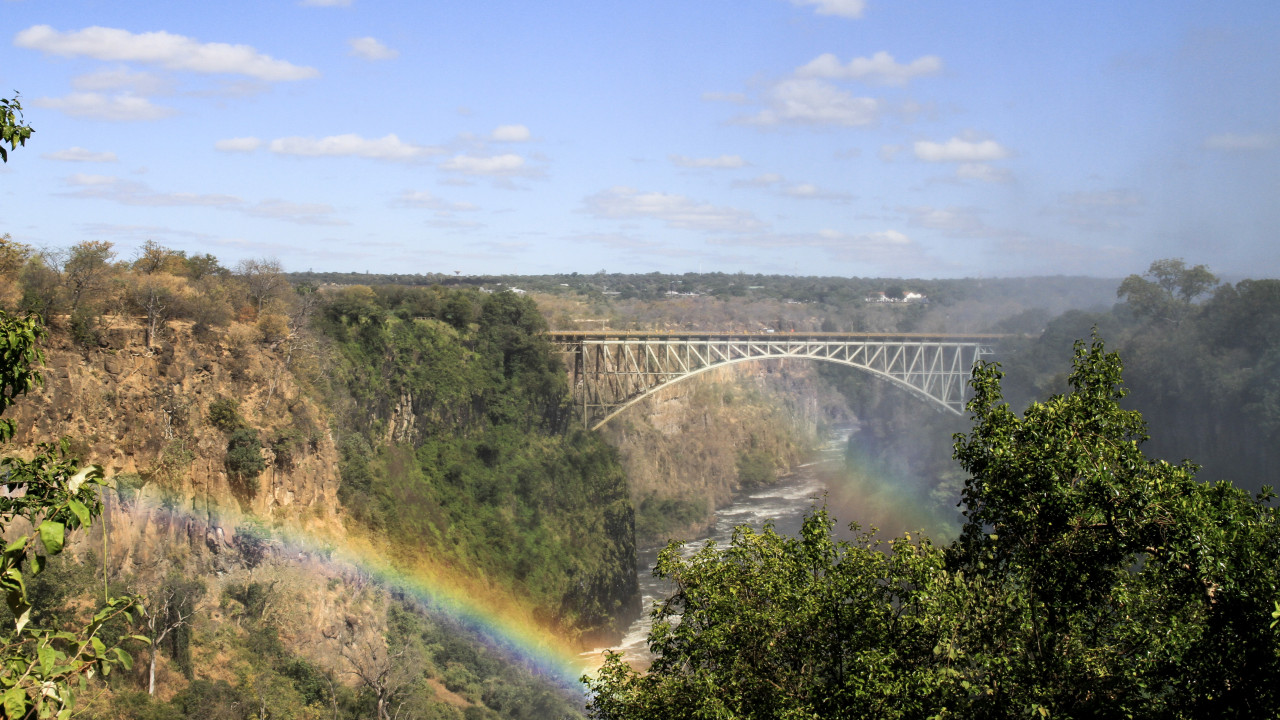 Brücke über die Victoriafälle mit Regenbogen – Naturwunder zwischen Simbabwe und Sambia