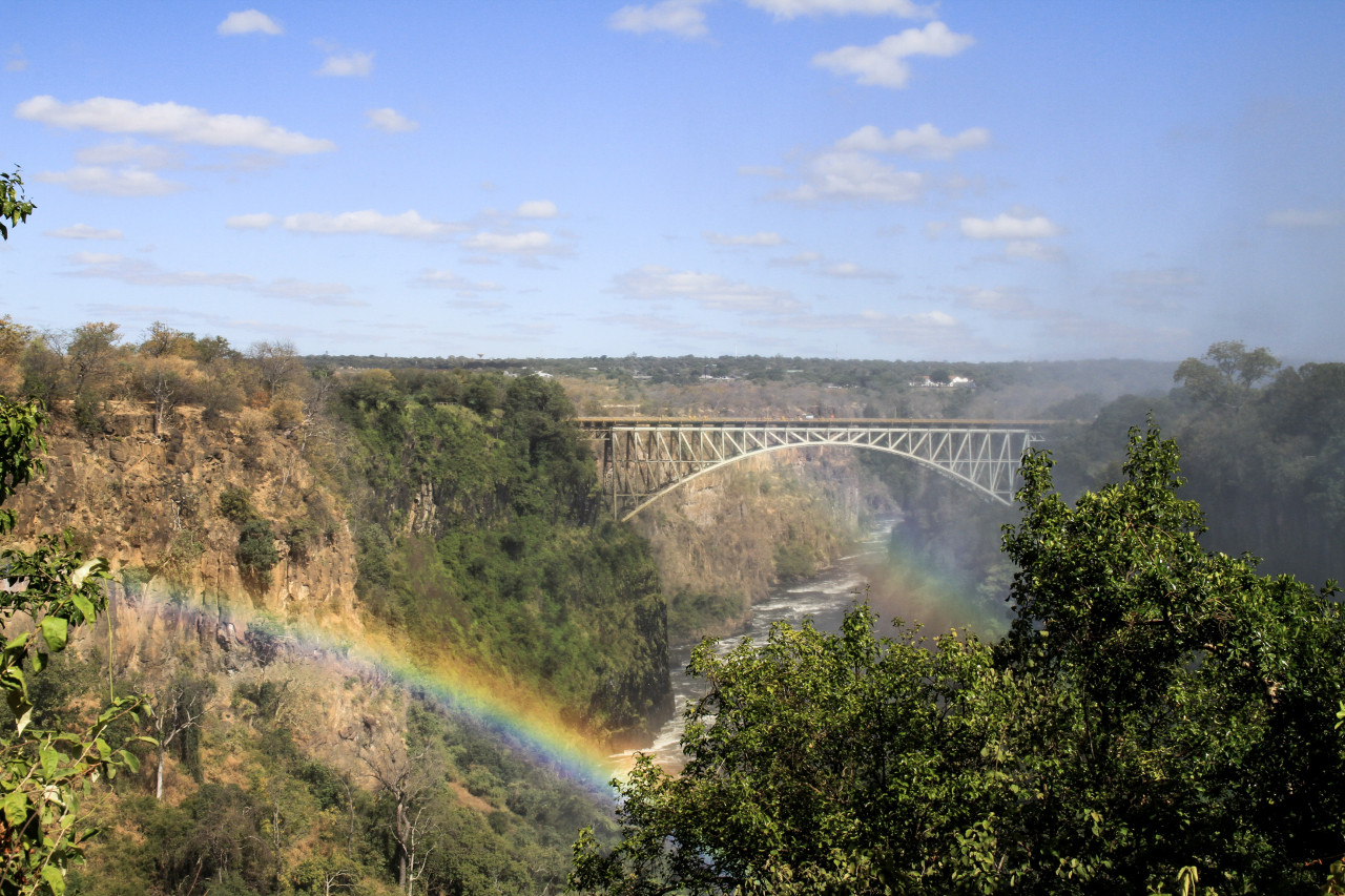 Brücke über die Victoriafälle mit Regenbogen – Naturwunder zwischen Simbabwe und Sambia