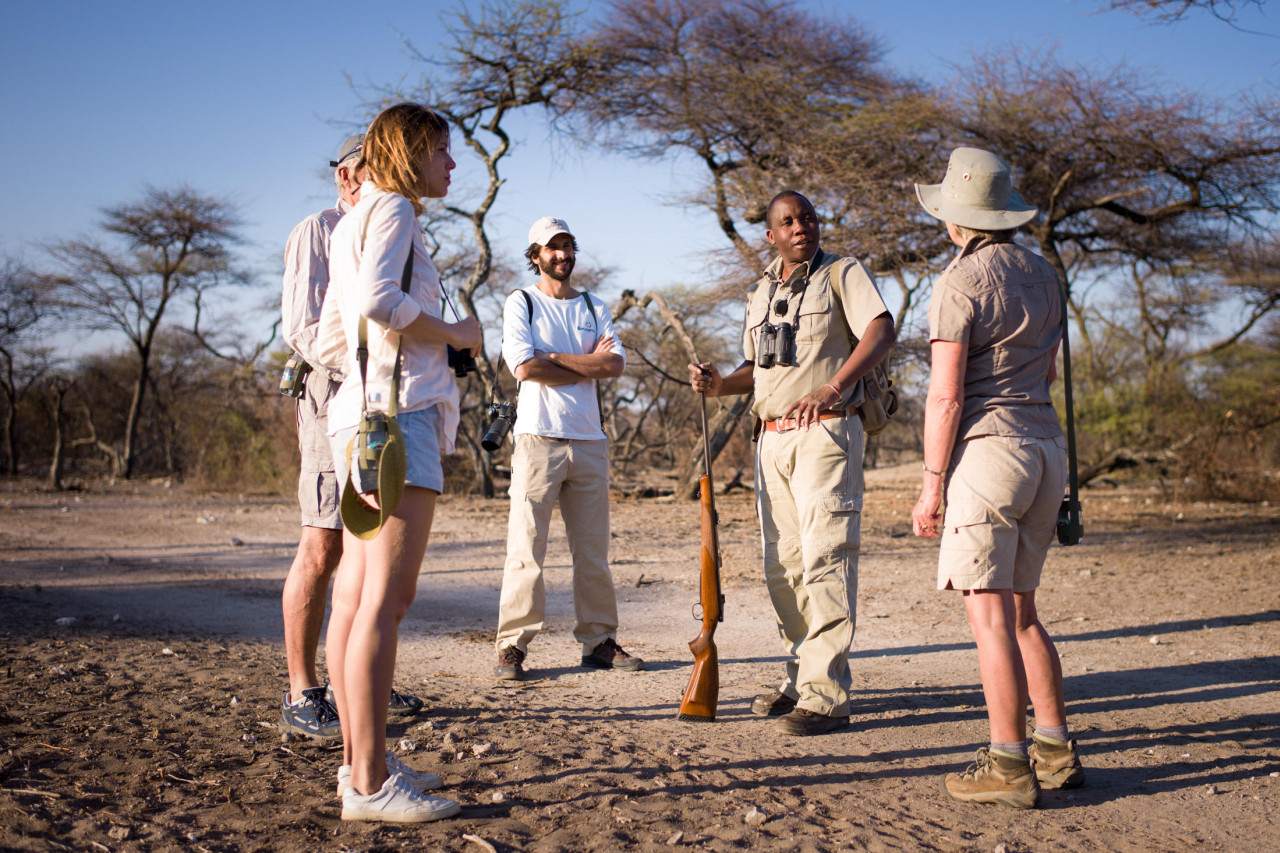 Gruppe auf geführter Fußpirsch mit Guide im Etosha Nationalpark in Namibia