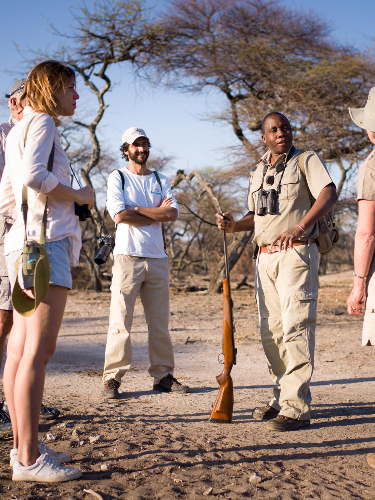 Gruppe auf geführter Fußpirsch mit Guide im Etosha Nationalpark in Namibia