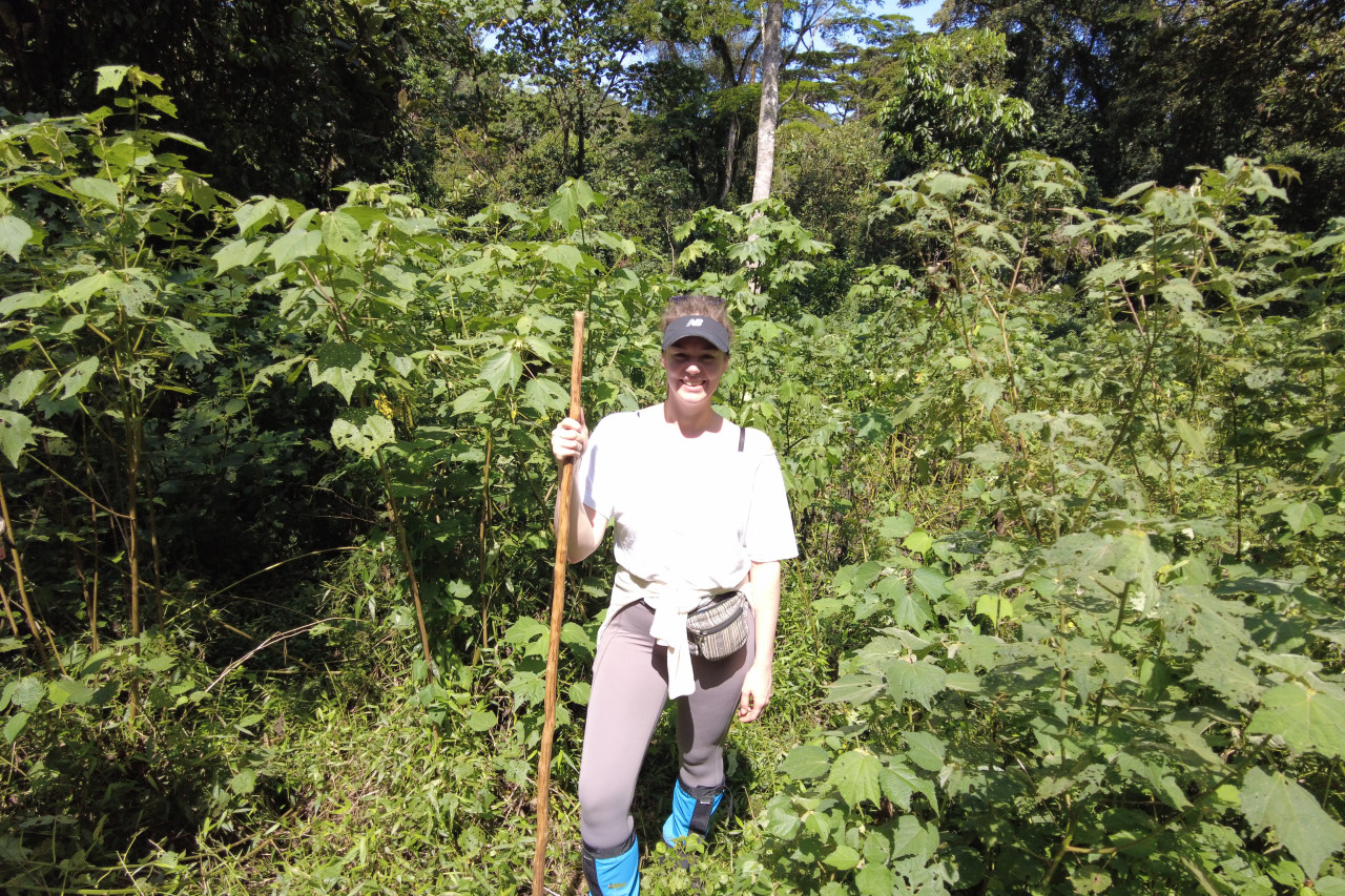 Lena Dasch von Karibu Safaris in Uganda beim Schimpansen Trekking