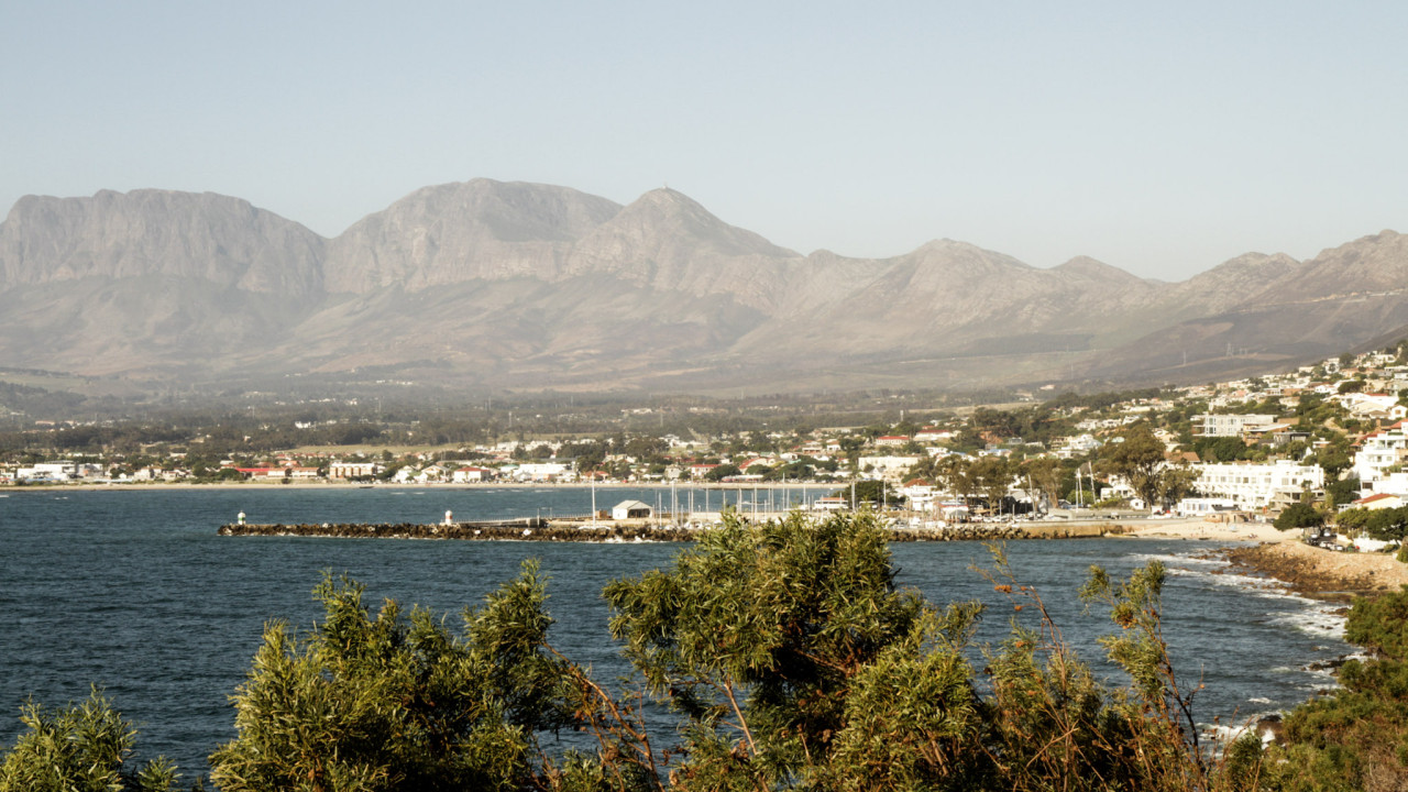 Küste mit Bergen und Hafen in Südafrika