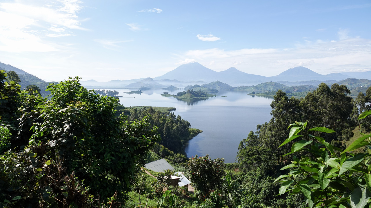Blick auf Lake Bunyonyi mit Vulkanen im Hintergrund in Uganda