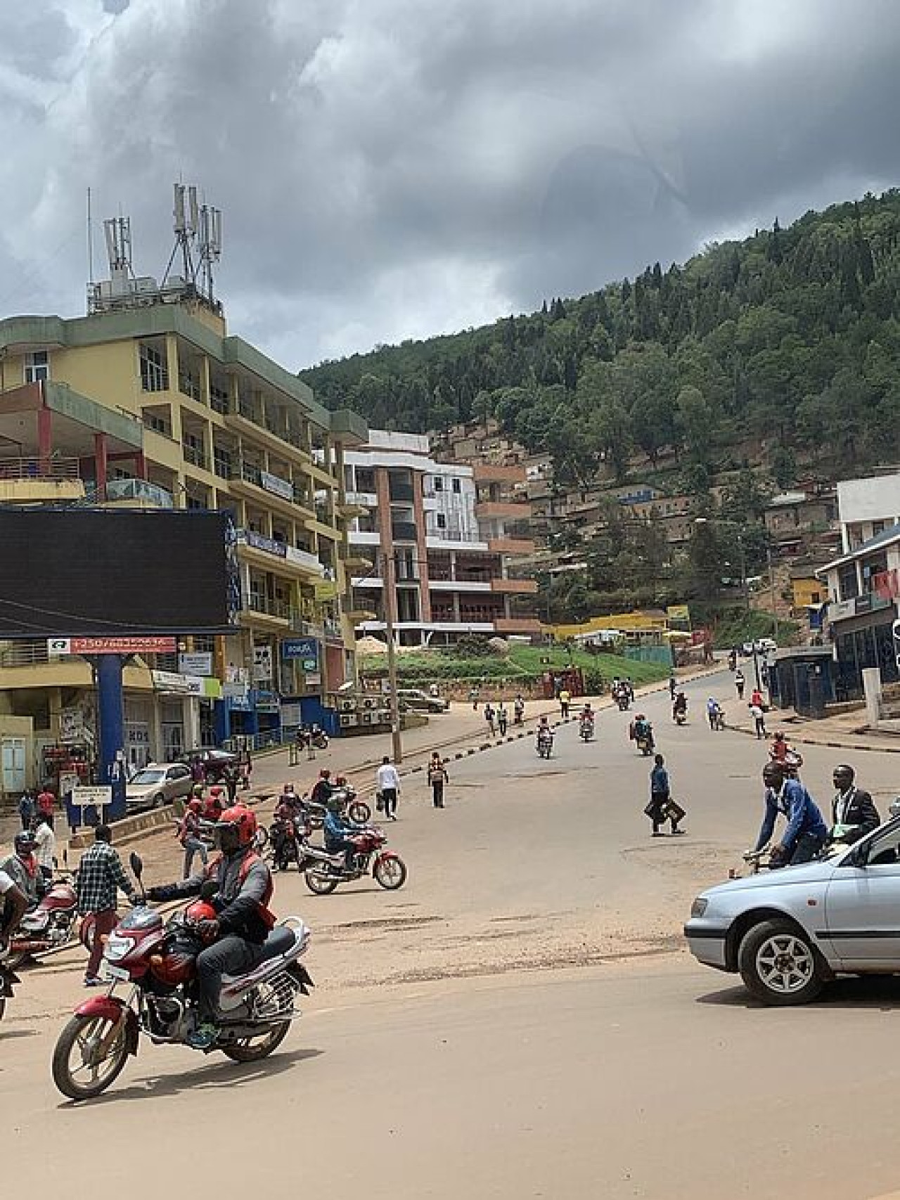 Turbulentes Leben während Safari in Afrika mit Karibu Safaris