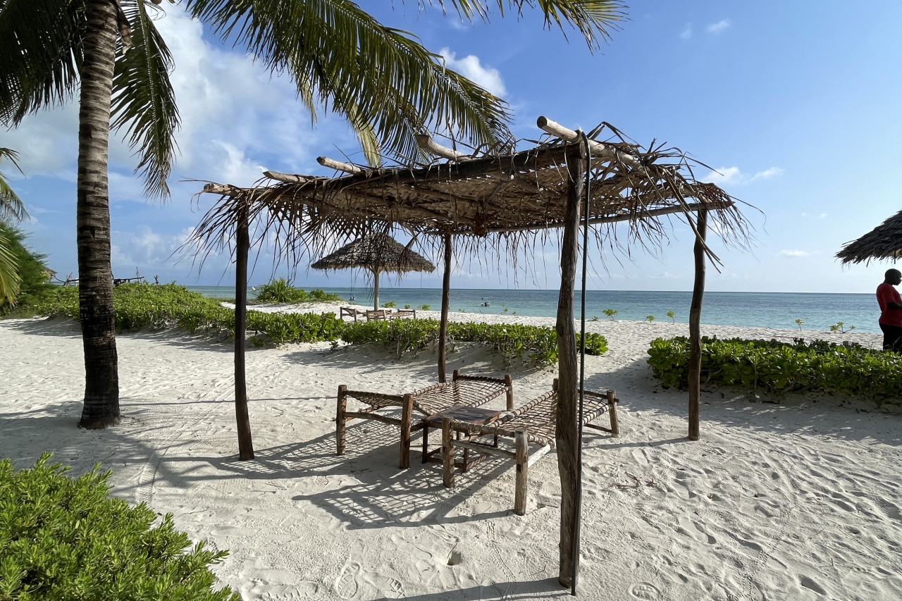 Liegestühle am Strand von Sansibar