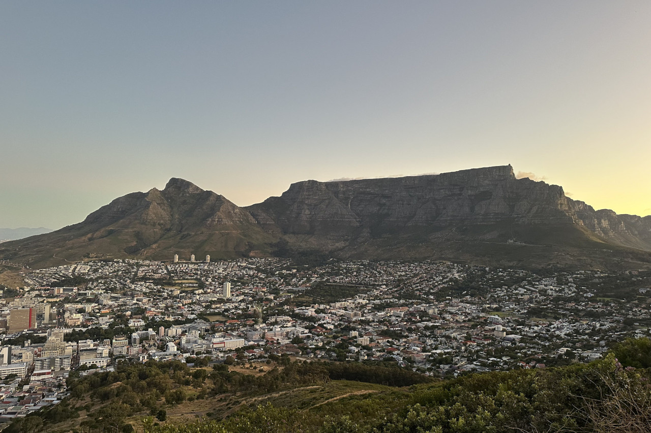 Blick auf den Tafelberg und Kapstadt bei Sonnenuntergang in Südafrika