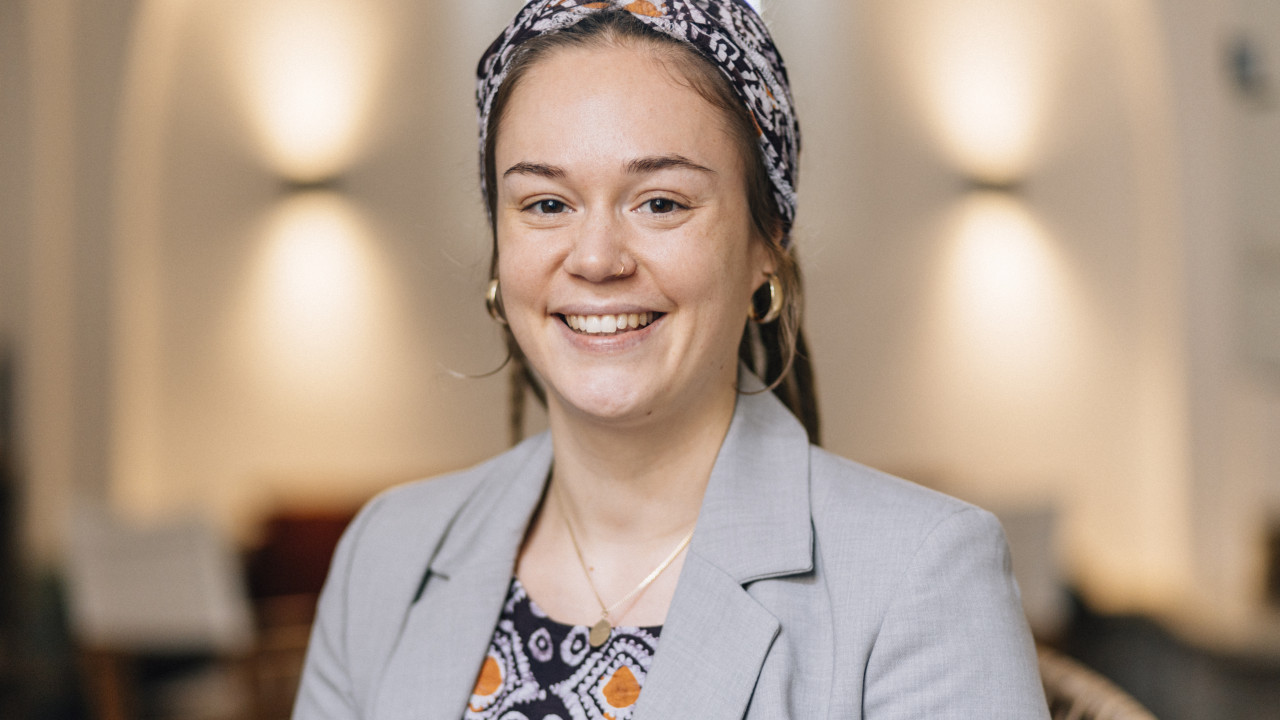Lena Dasch berät Kunden für Reisen und Safaris in Afrika