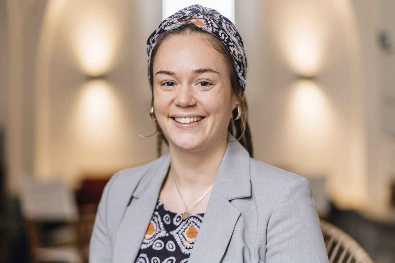 Lena Dasch berät Kunden für Reisen und Safaris in Afrika