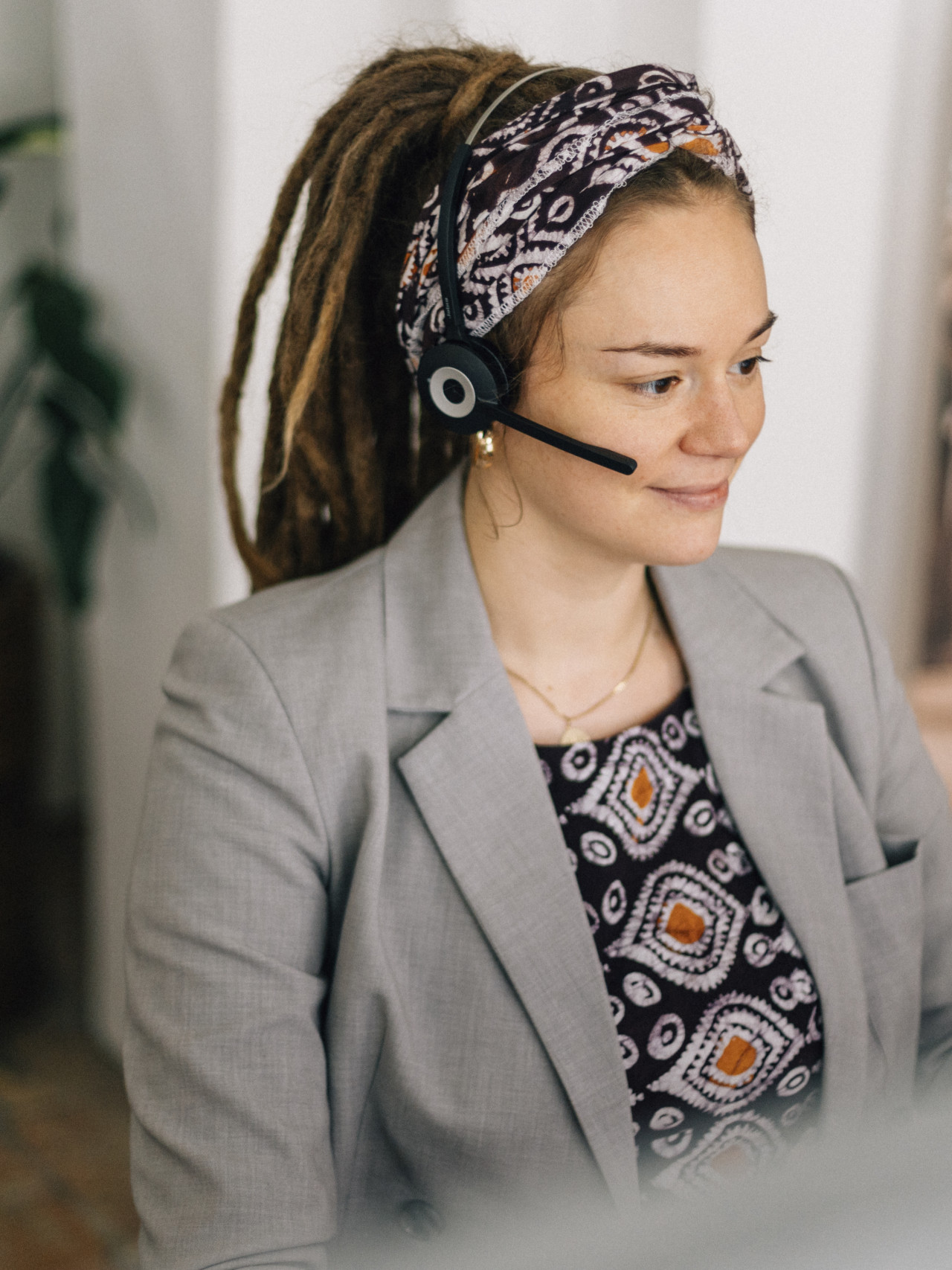 Beratung der Reiseexpertin am Telefon und im Büro