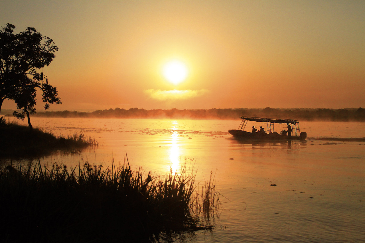 Bootsfahrt bei Sonnenaufgang in Uganda