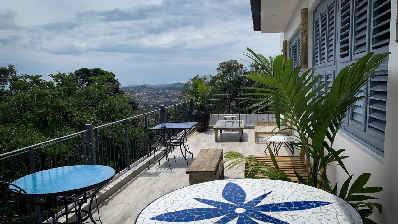 Terrasse mit Sitzgelegenheiten und Blick über die Stadt Entebbe in Uganda