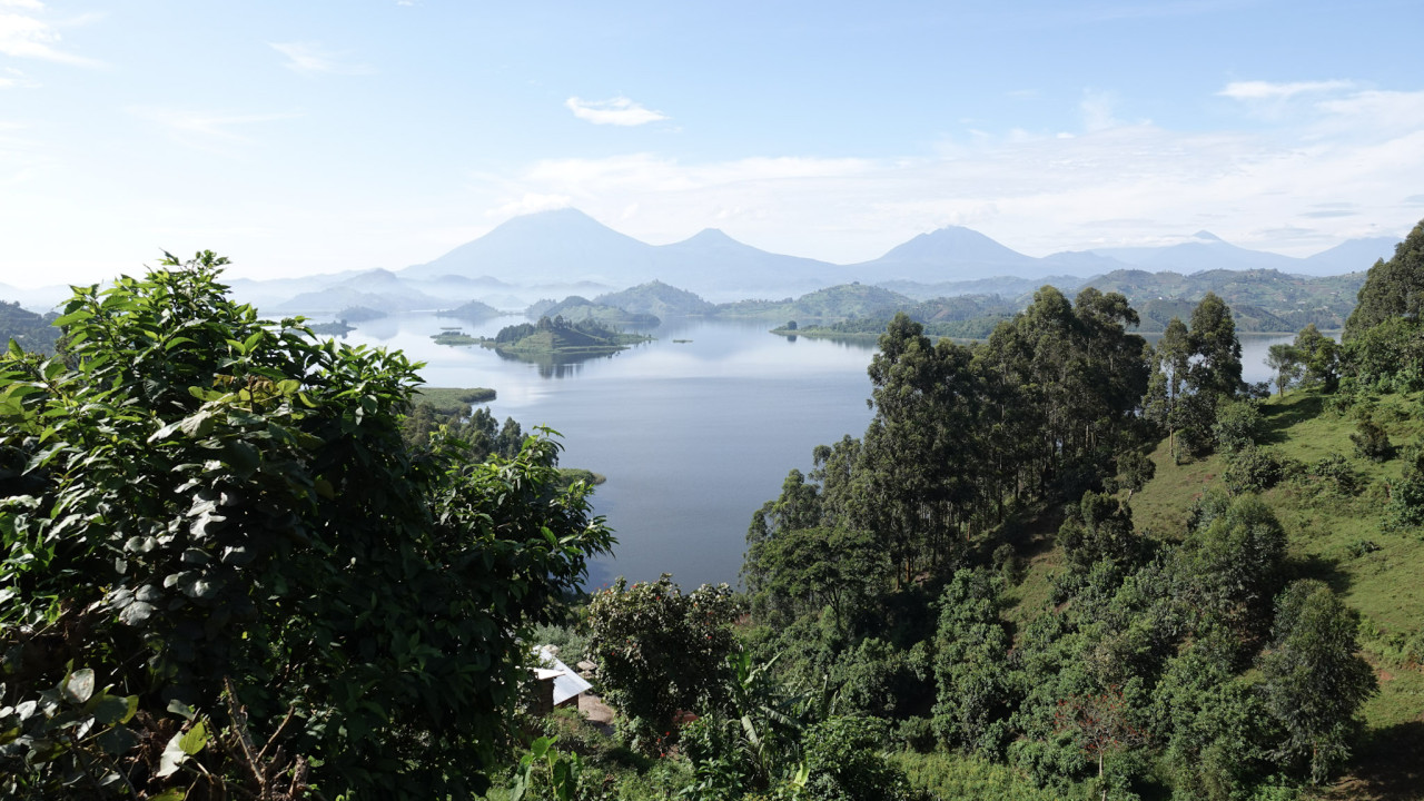 See mit kleinen Inseln und Vulkanen im Hintergrund in Uganda