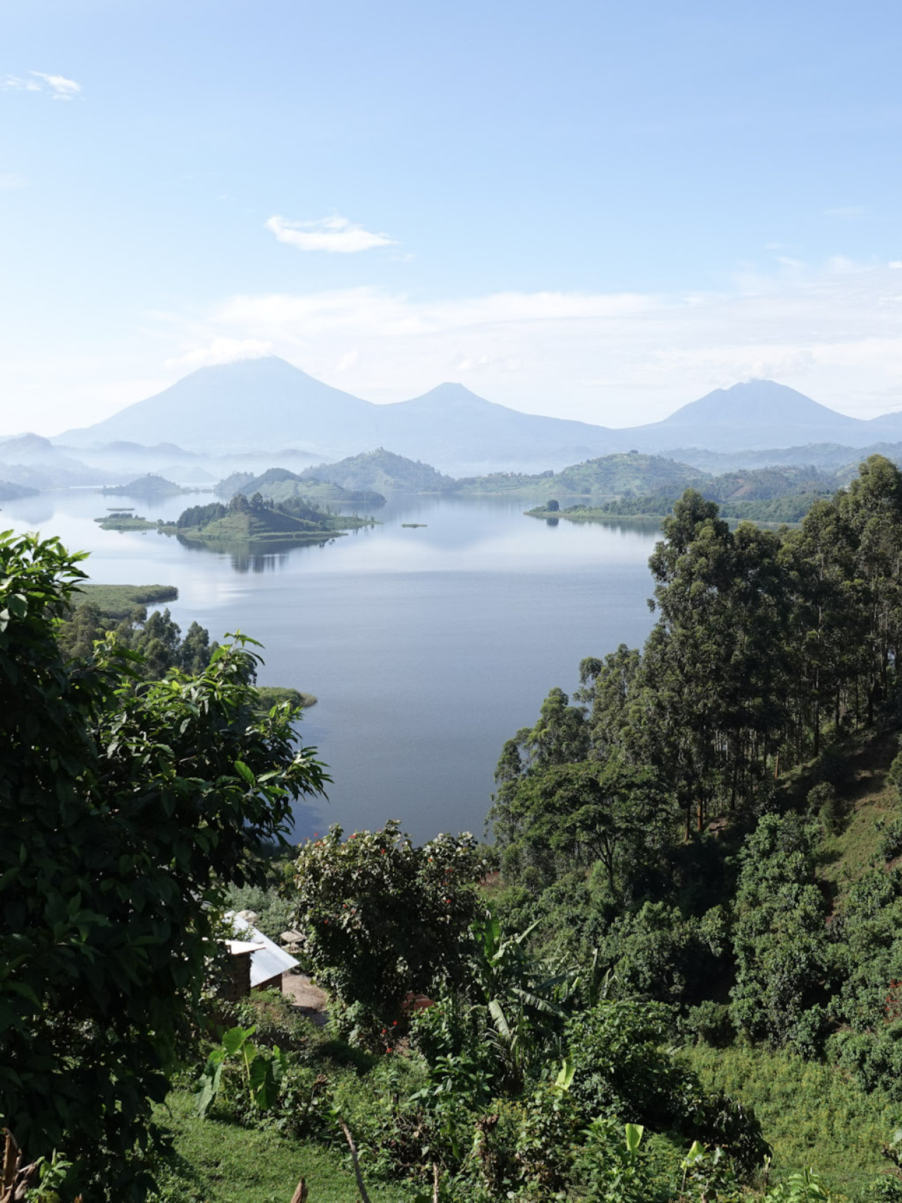 See mit kleinen Inseln und Vulkanen im Hintergrund in Uganda
