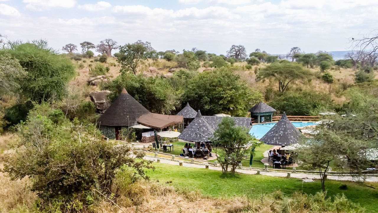 Lodge liegt versteckt zwischen den Kopjes und Baobabs