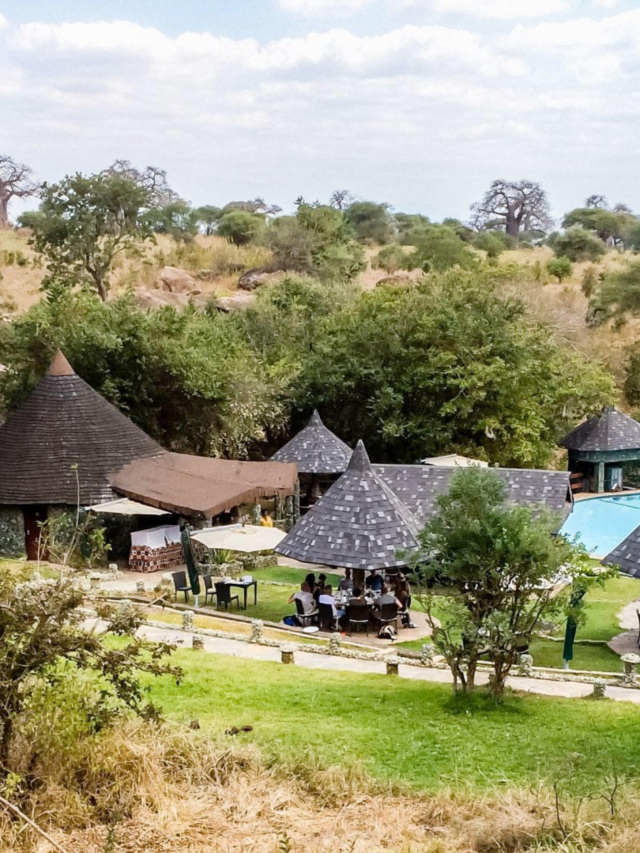Lodge liegt versteckt zwischen den Kopjes und Baobabs