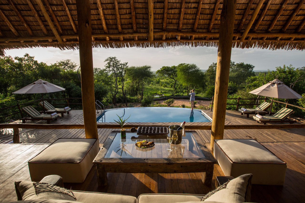 Blick von der Lounge auf den erfrischenden Pool