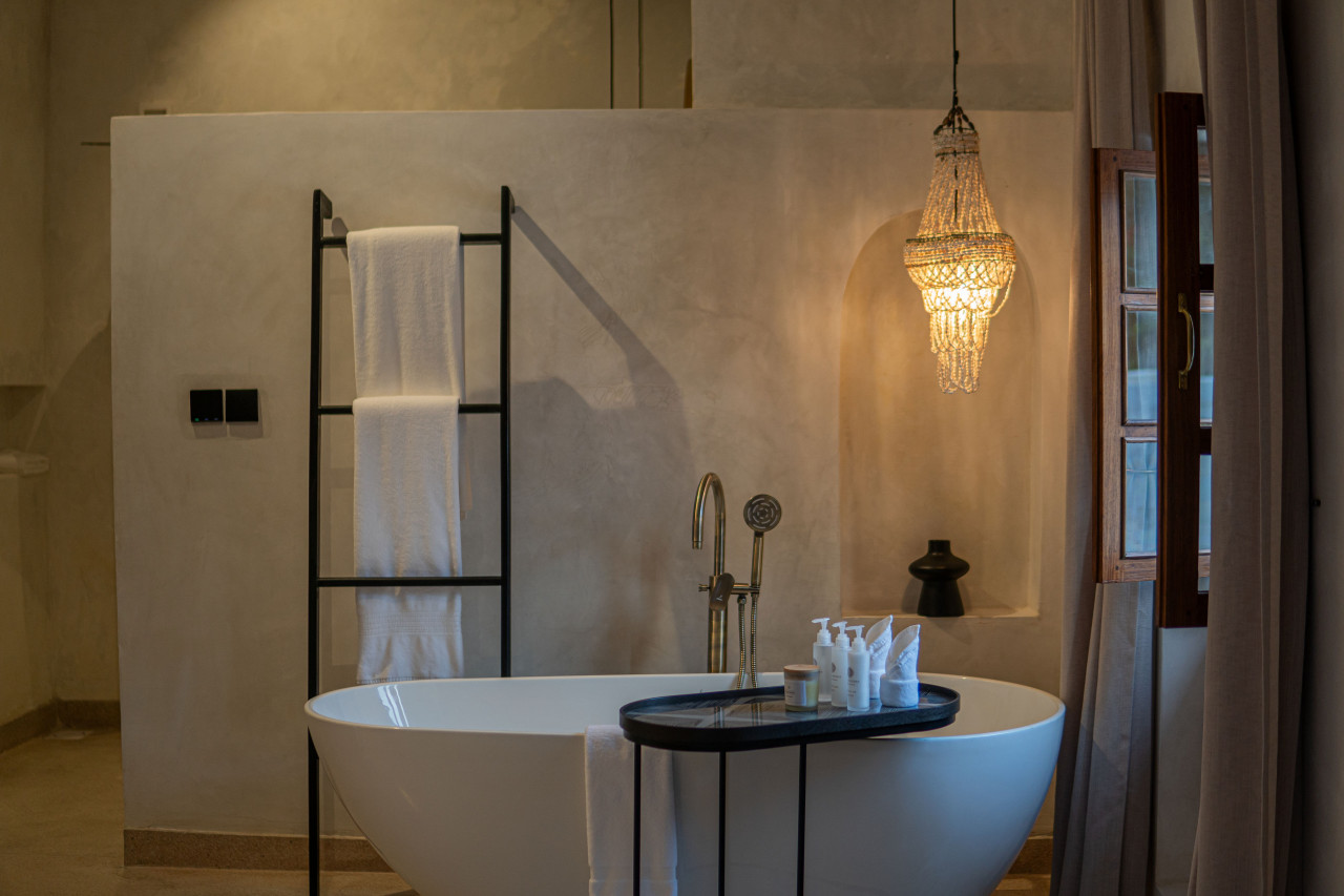 Luxuriöses Bad mit freistehender Badewanne