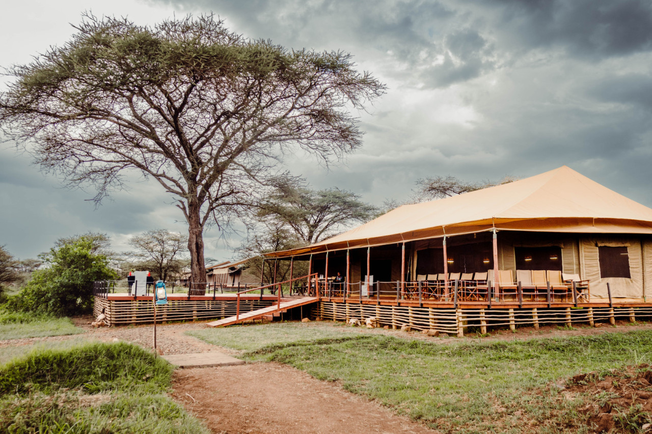 In der Mitte der Serengeti gelegenes Camp