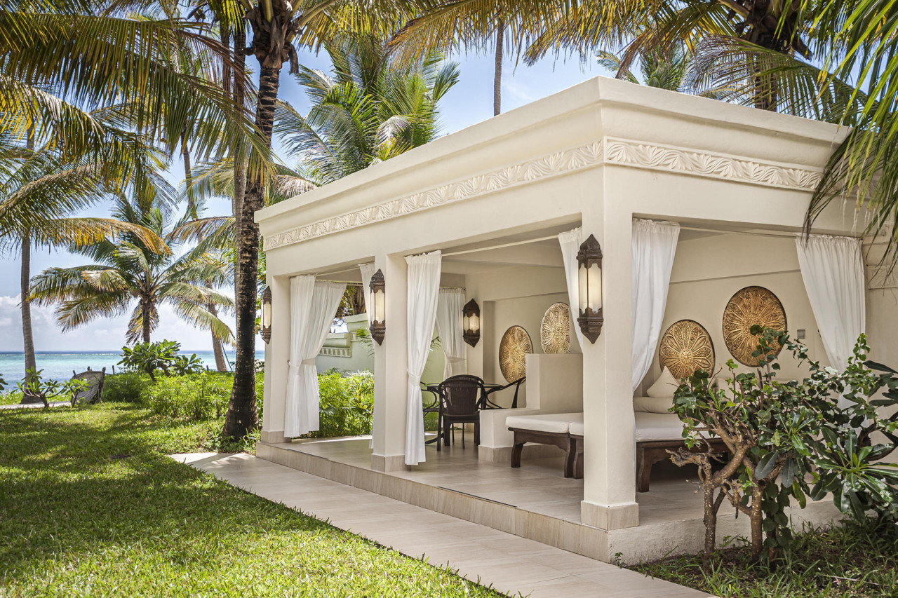 Große Terrasse bei der Royal Beach Villa mit Meerblick