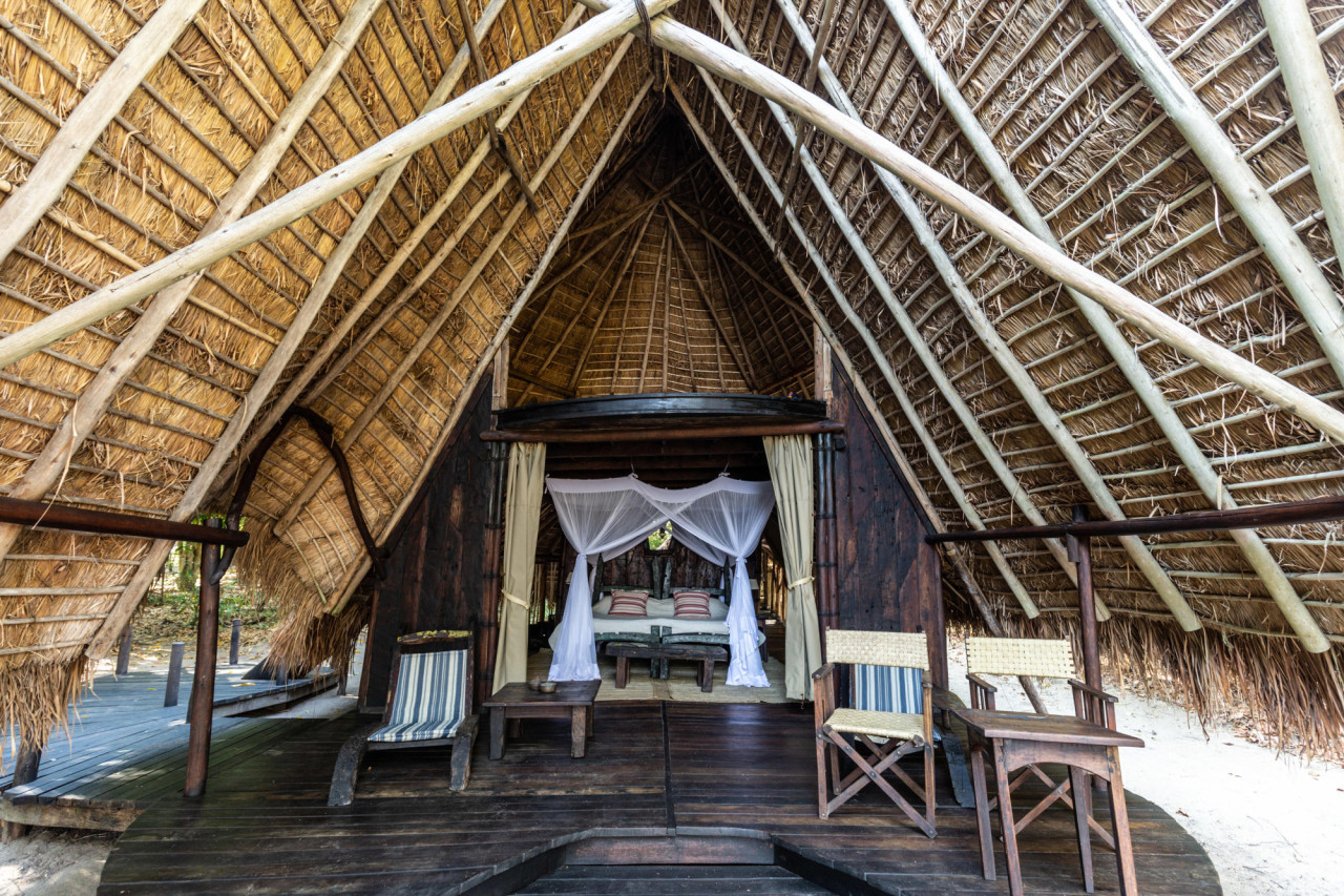 Einladende Schlafzimmer umgeben von Naturmaterialien