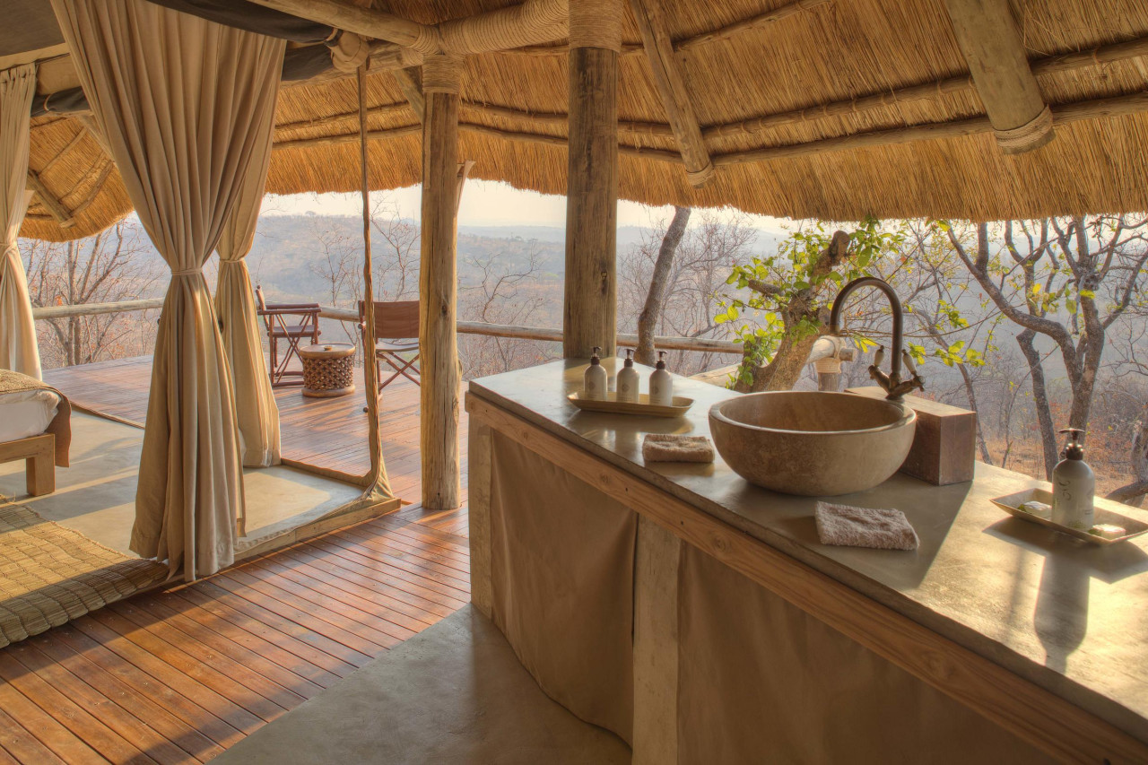 Stilvoller und geräumiger Badezimmerbereich