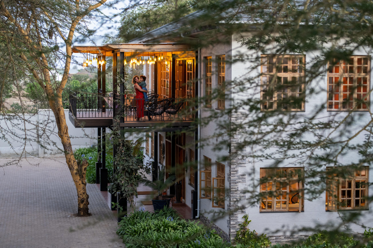 Die Zimmer liegen in zweistöckigen Gebäuden