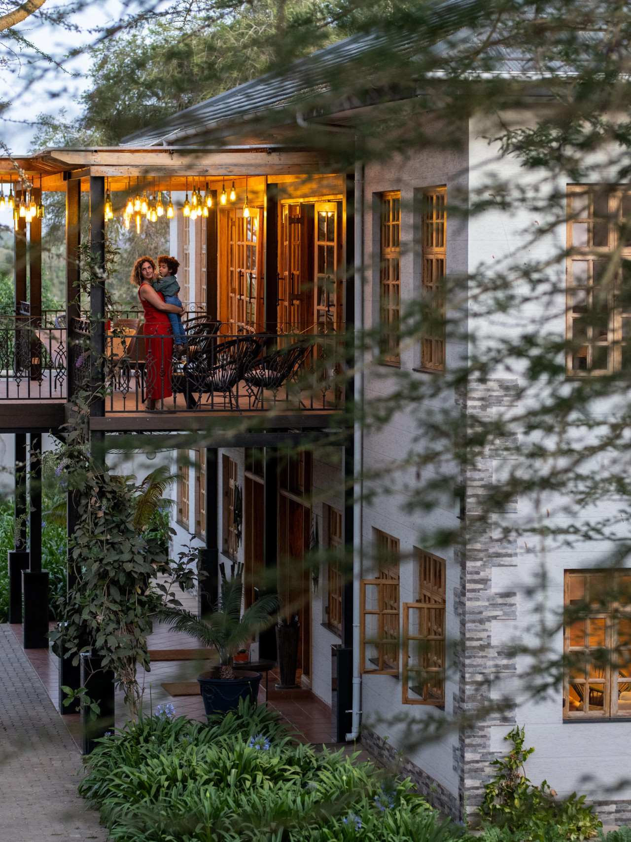 Die Zimmer liegen in zweistöckigen Gebäuden