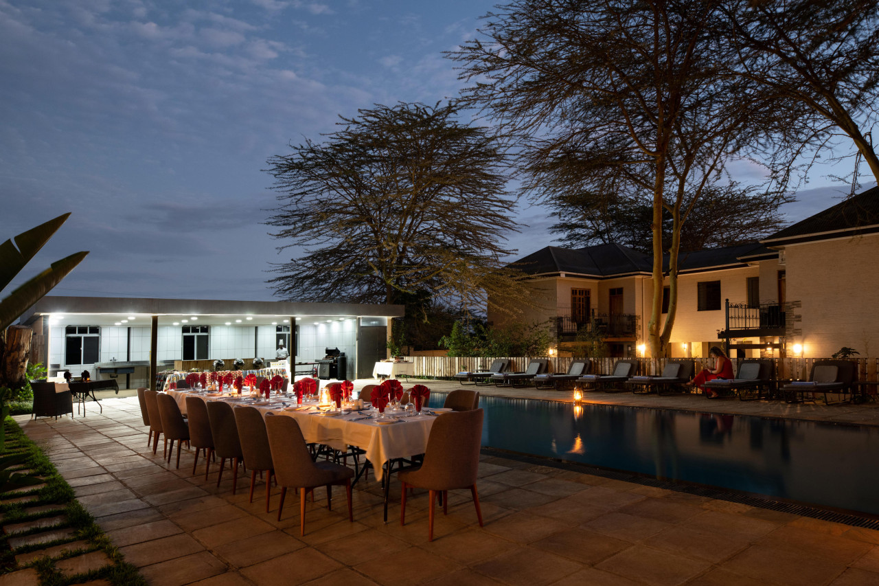 Dinner beim Pool unter Sternenhimmel