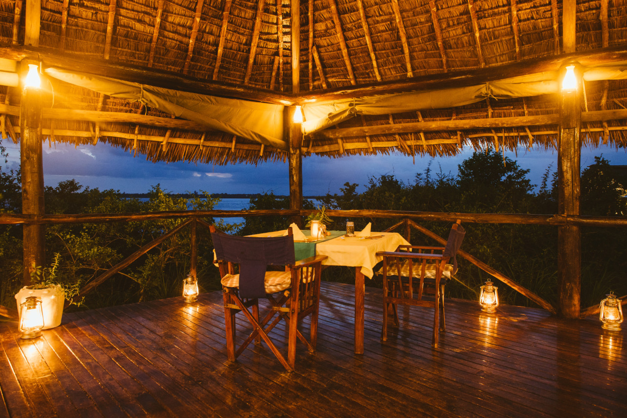 Romantisches Dinner auf der Terrasse