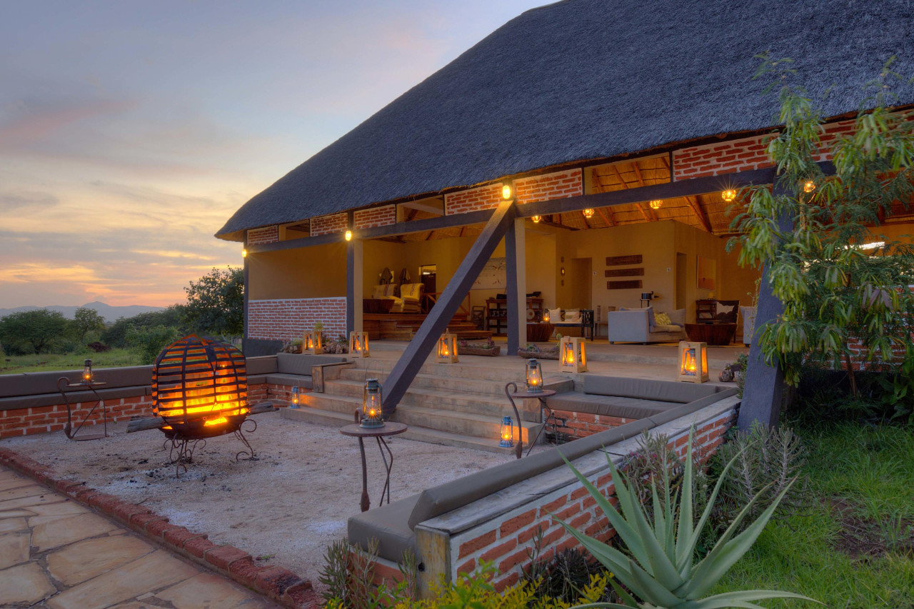 Große Lounge mit Bar für gesellige Abende