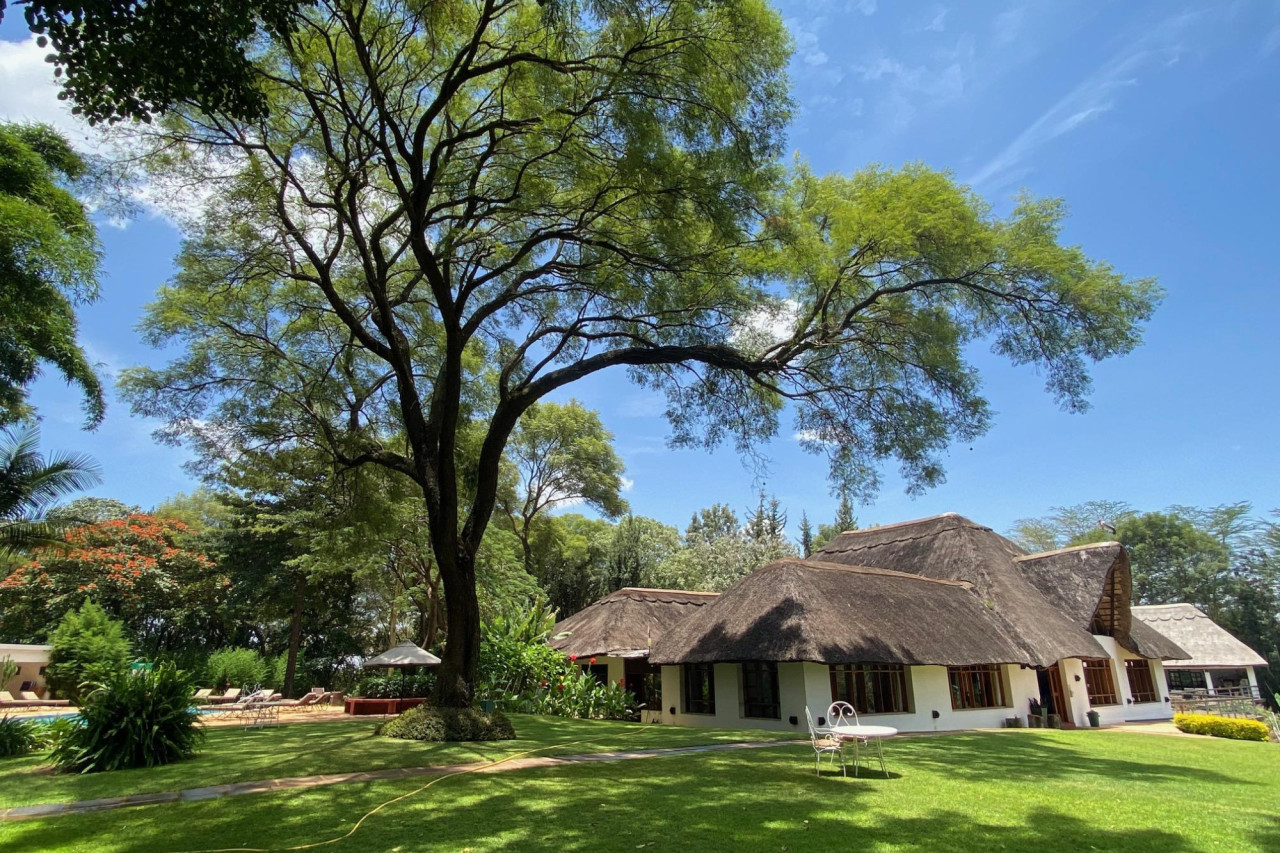Die Lodge liegt in einem gepflegten Garten
