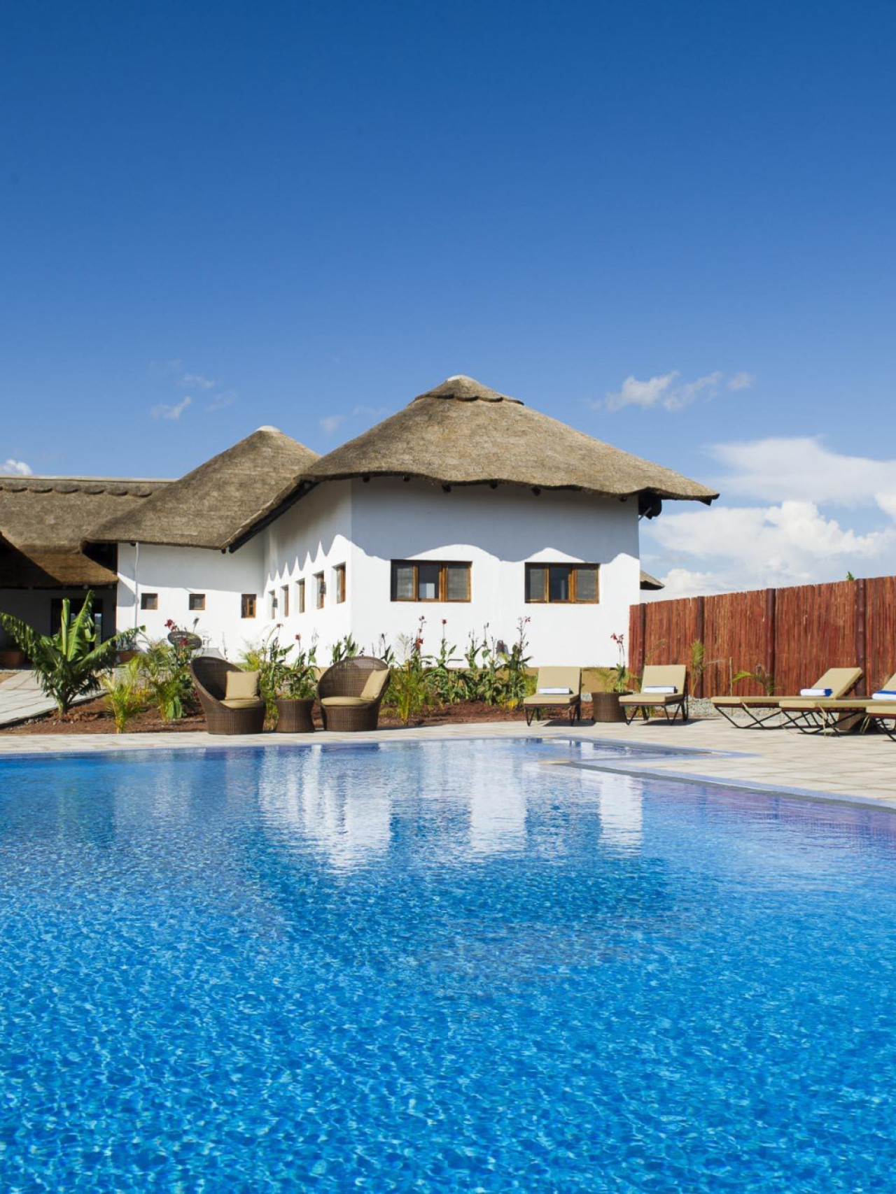 Exklusive Lodge Pool zur Erfrischung