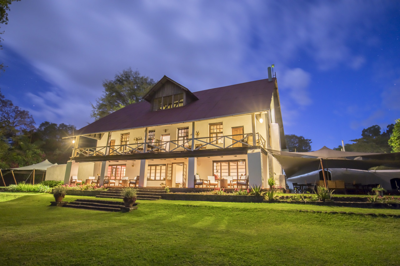 Haupthaus mit Zimmern und Lounge
