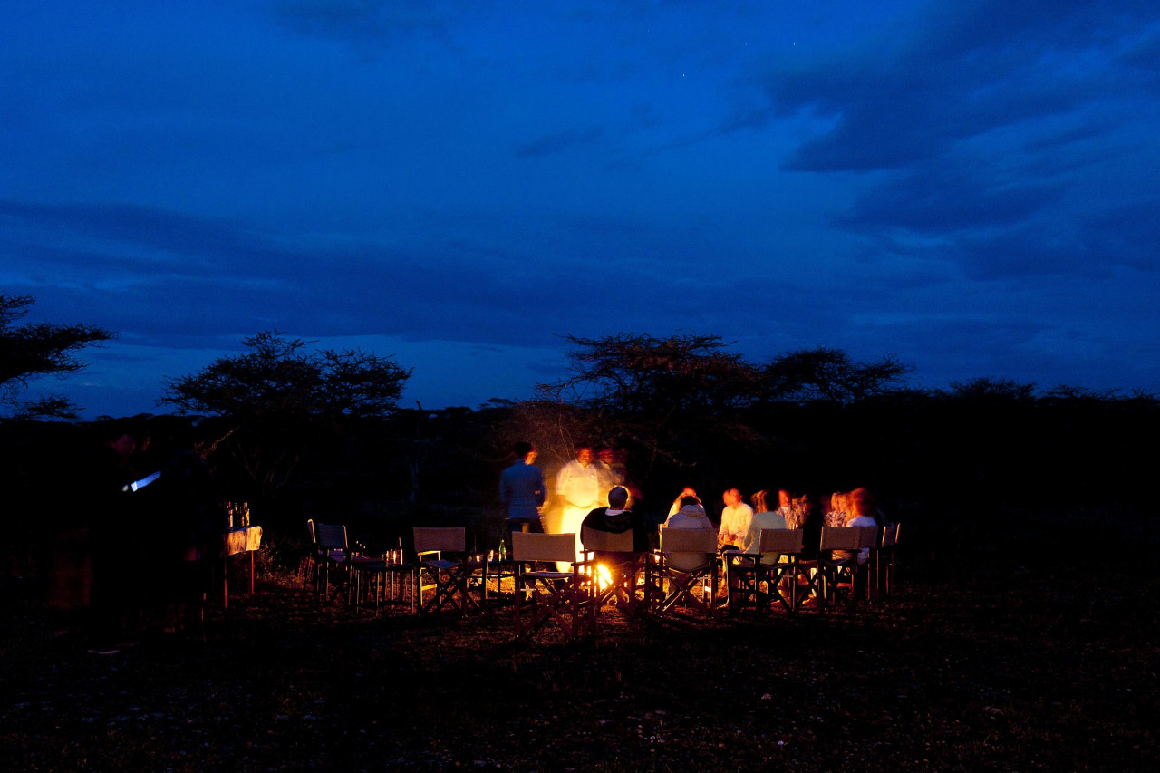 Austausch der Erlebnisse des Tages am Lagerfeuer