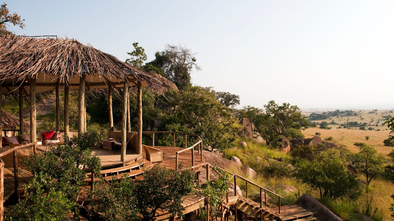 Kilometerweiter Blick über die weite Ebene der Serengeti