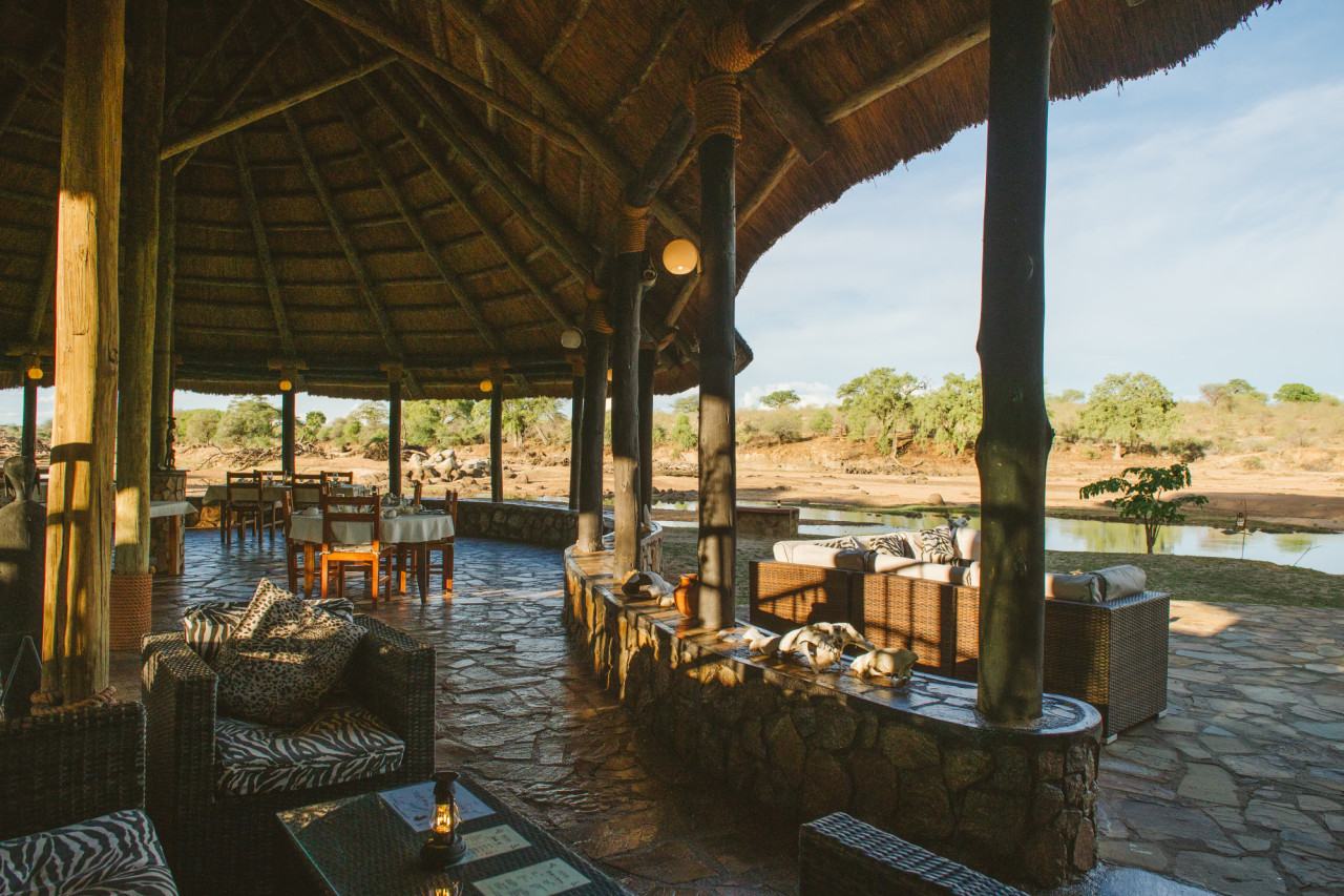 Indoor Restaurant mit Bar und Blick auf den Fluss