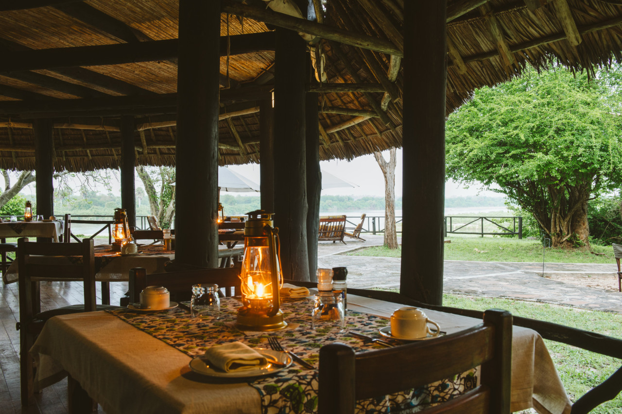 Offenes Restaurant oder privates Dinner am Flussufer