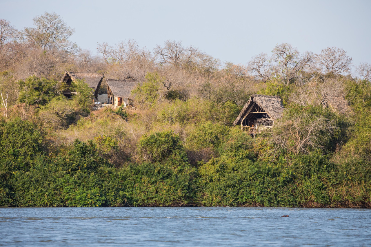 Klassische Safari-Lodge am Ufer vom Rufiji Fluss