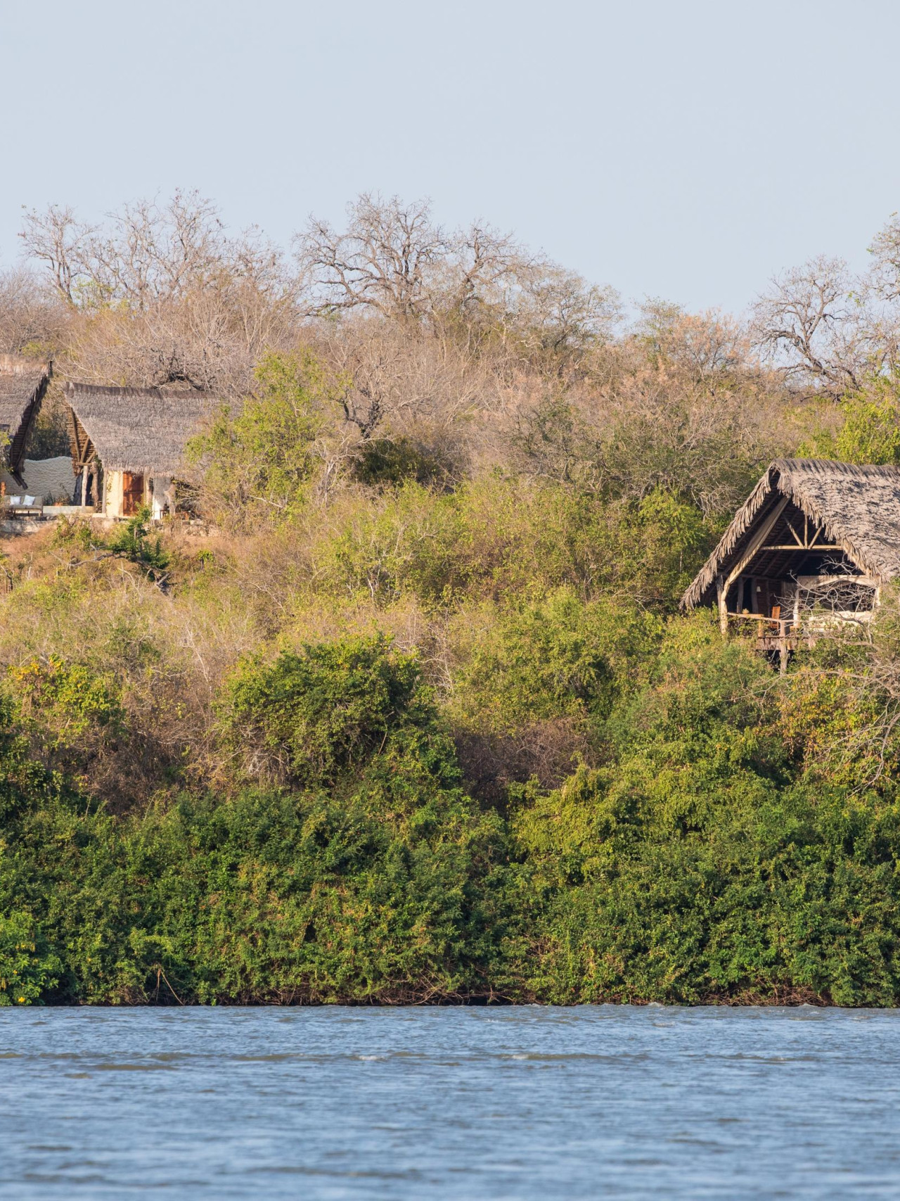 Klassische Safari-Lodge am Ufer vom Rufiji Fluss