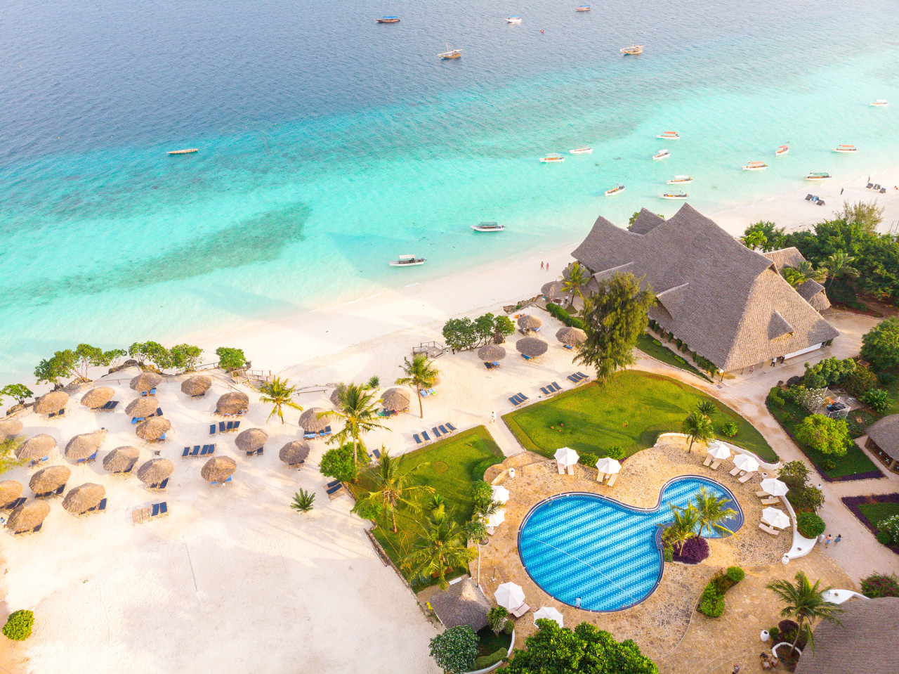 Strand und Swimmingpool zum Chillen und Relaxen