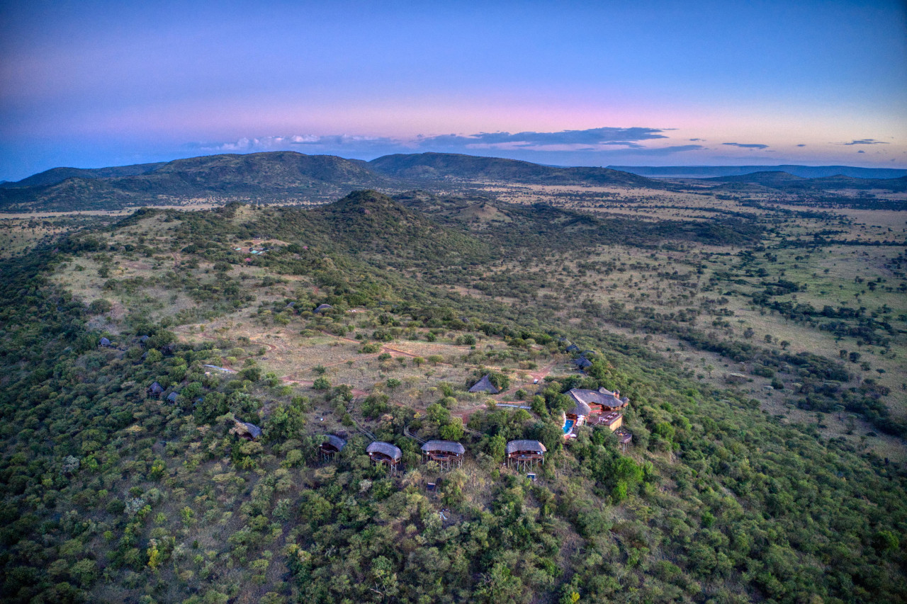Die Lodge liegt hoch oben auf einem natürlichen Plateau