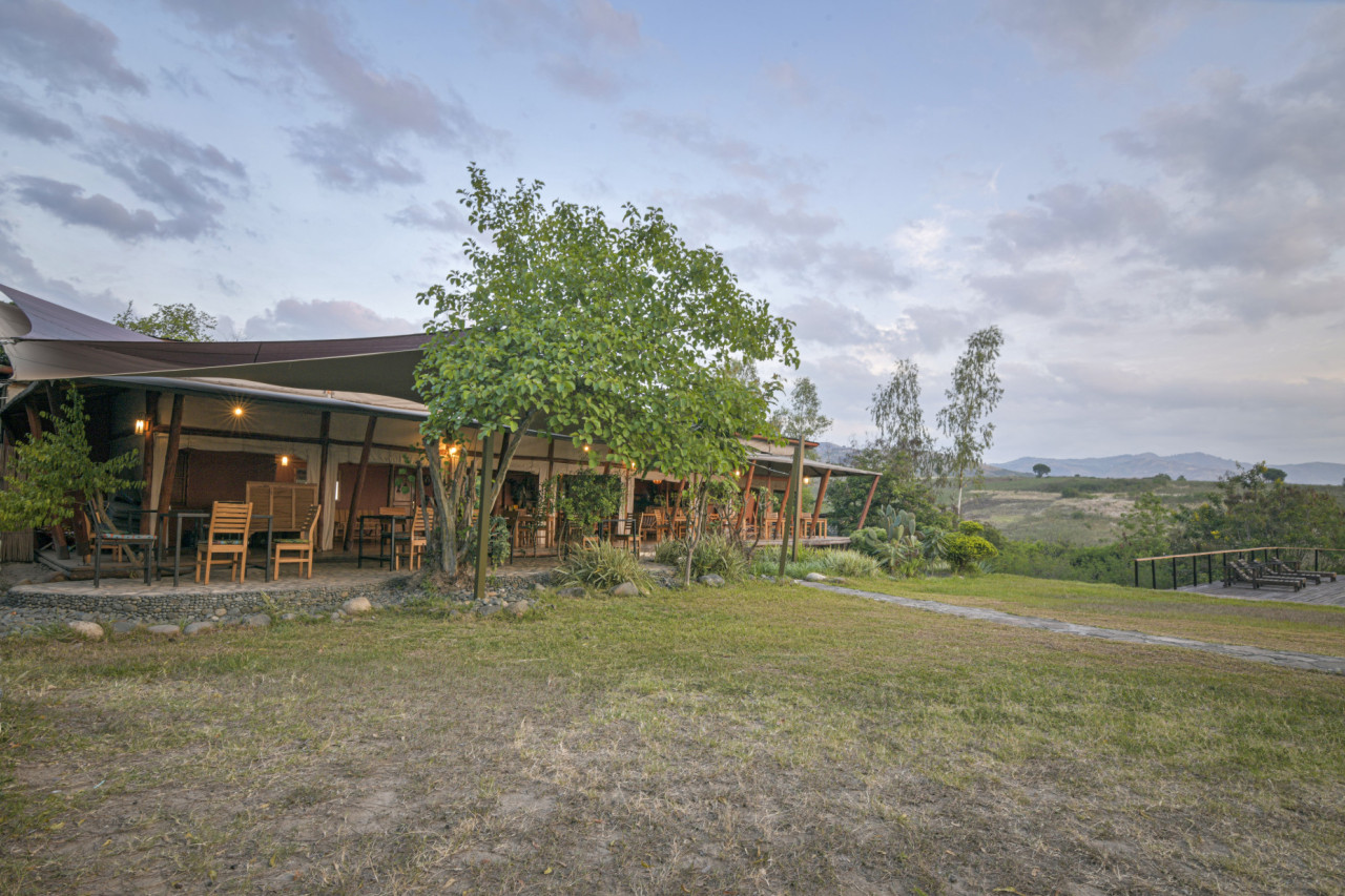 Hauptzelt mit Ausblick auf Lake George