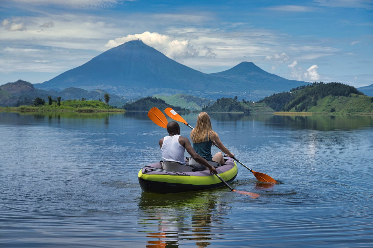 Kanufahrt oder Stand-up-Paddeln auf dem See