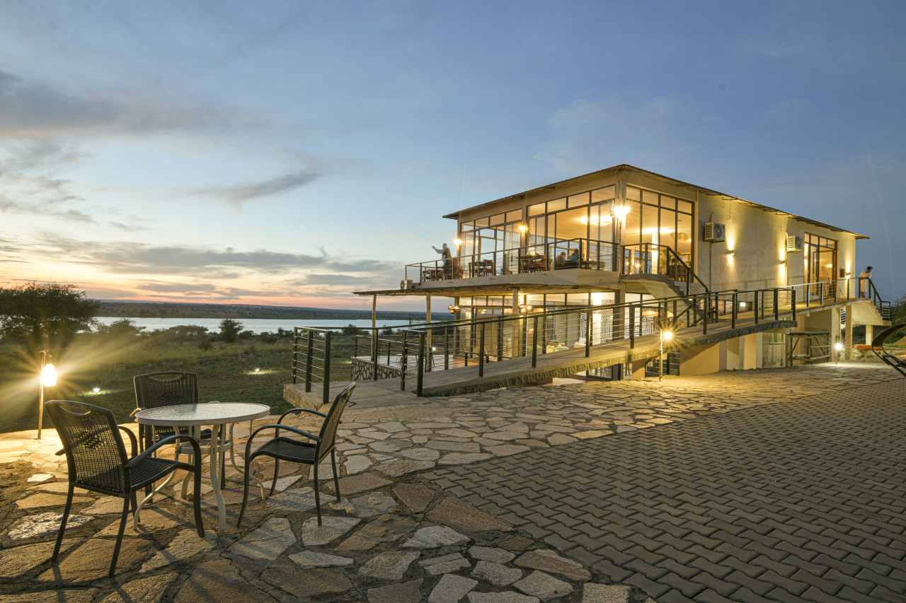 Die Safari Lodge ziert das Ostufer des Albert-Nils