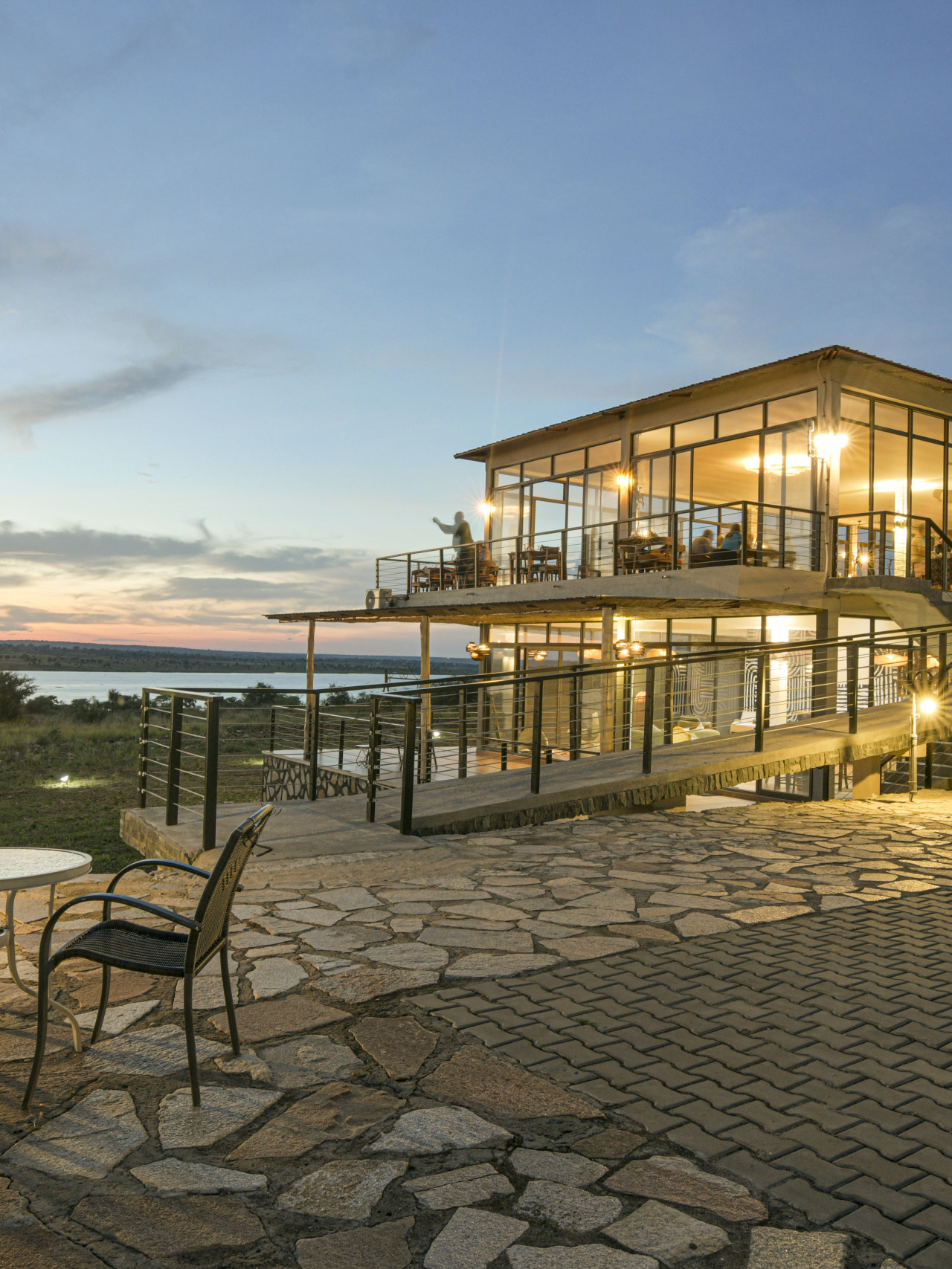 Die Safari Lodge ziert das Ostufer des Albert-Nils