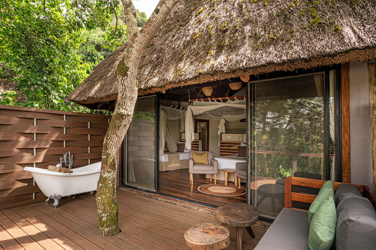 Badevergnügen zum Rauschen des Flusses