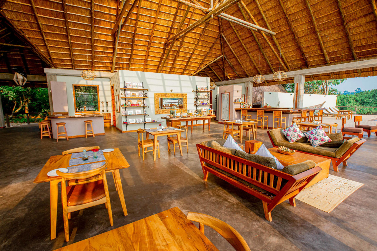 Großzügige Lounge mit Restaurant für lokale Speisen