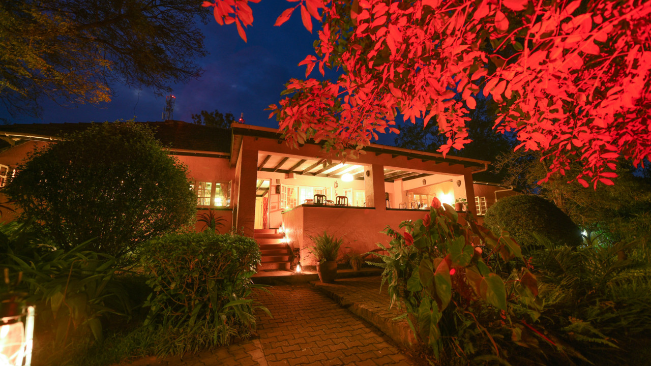 Einladendes Hotel inmitten tropischer Gärten